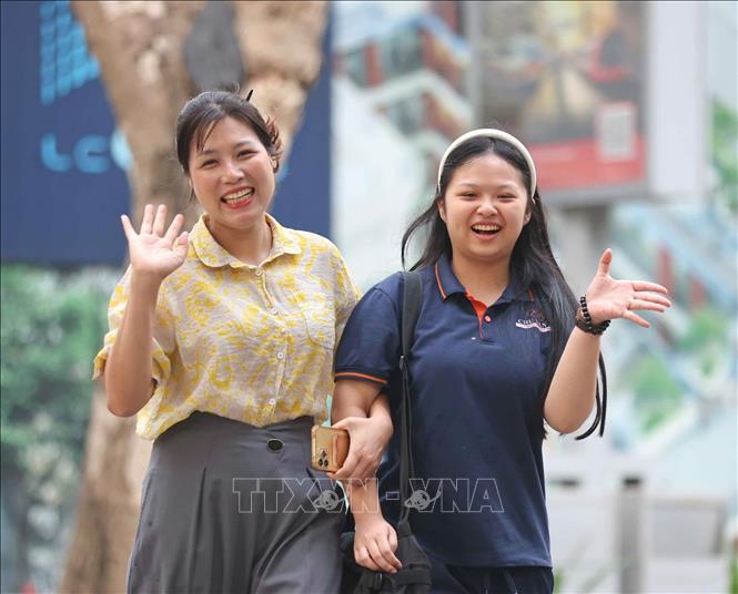 Người thân đưa thí sinh đến trường, dự thi môn Ngữ văn. Ảnh: Thanh Tùng - TTXVN